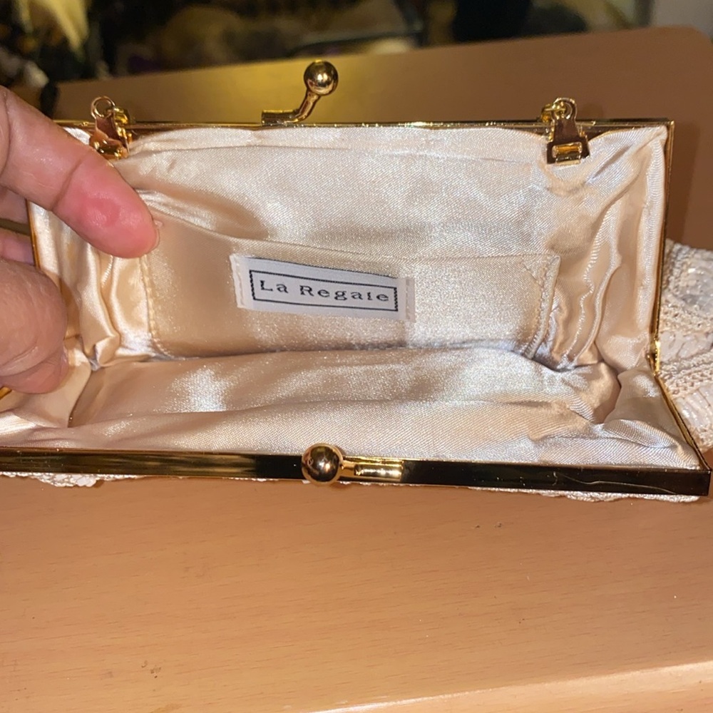 VINTAGE WHITE LA REGALE LTD BRAND BEADED HAND BAG A FEW MISSING BEADS ON HANDLE - Picture 2 of 4